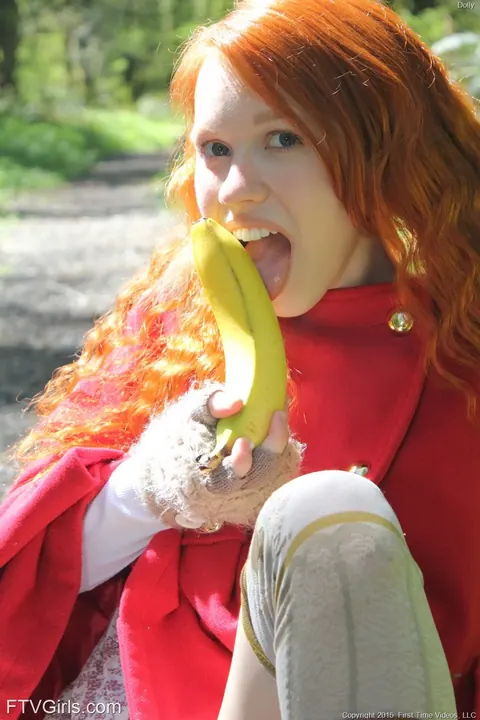 Petite Redhead Fingers Her Pussy with a Banana in the Forest – photo 11 of 16