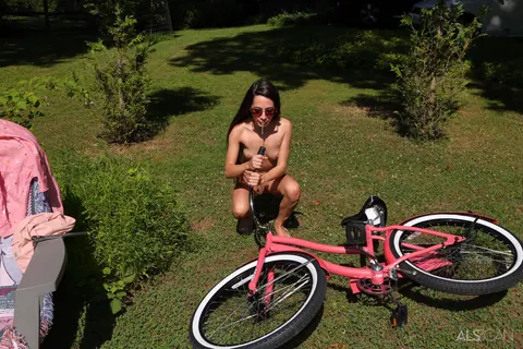 Freya Von Doom: Slim Tattooed Brunette Flashes Her Shaved Pussy Outdoors in Shorts – photo 9 of 16