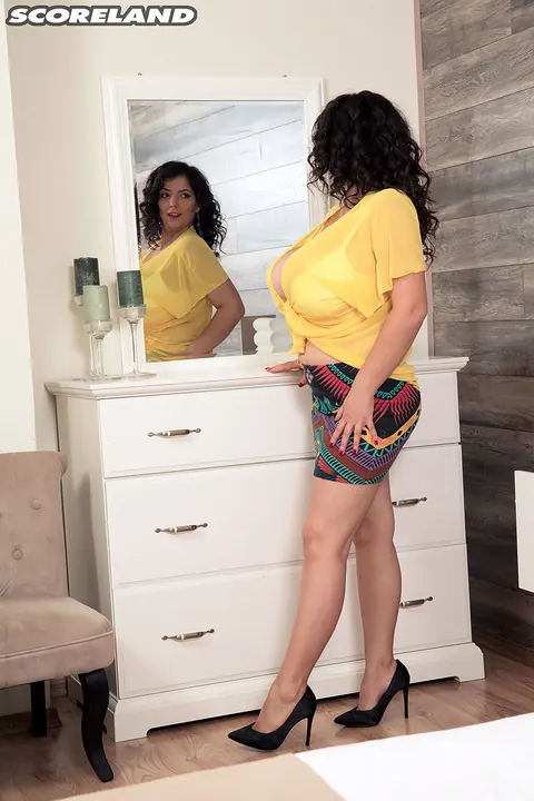 Lara Jones: BBW MILF Poses in Lingerie and Heels in the Bedroom – photo 2 of 16