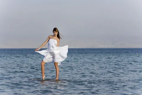 PAWG in a Skirt Spreads Her Legs on the Beach – photo 19 of 21