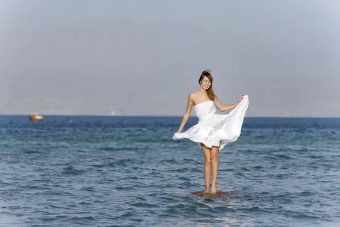 PAWG in a Skirt Spreads Her Legs on the Beach – photo 18 of 21