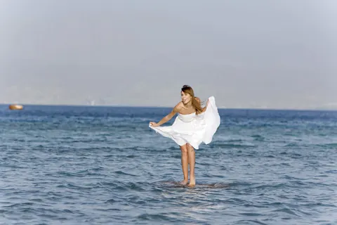 PAWG in a Skirt Spreads Her Legs on the Beach – photo 17 of 21