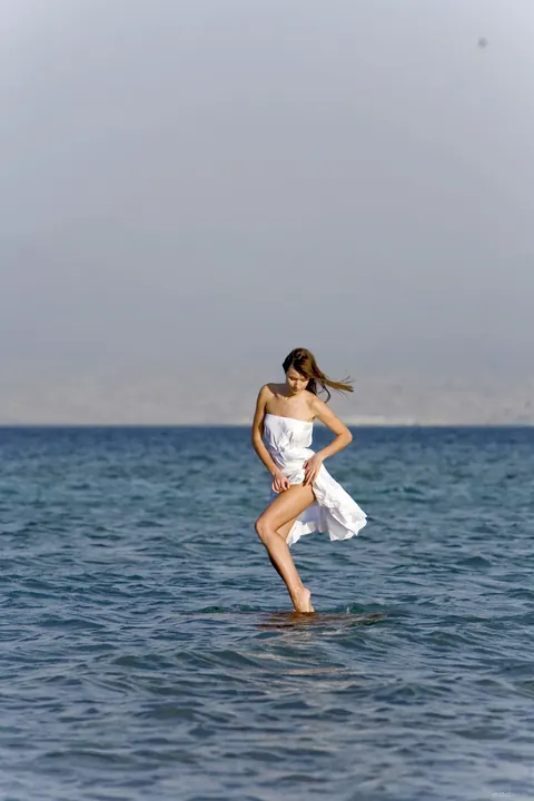 PAWG in a Skirt Spreads Her Legs on the Beach – photo 20 of 21