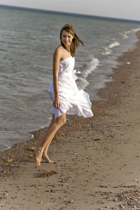 PAWG in a Skirt Spreads Her Legs on the Beach – photo 6 of 21