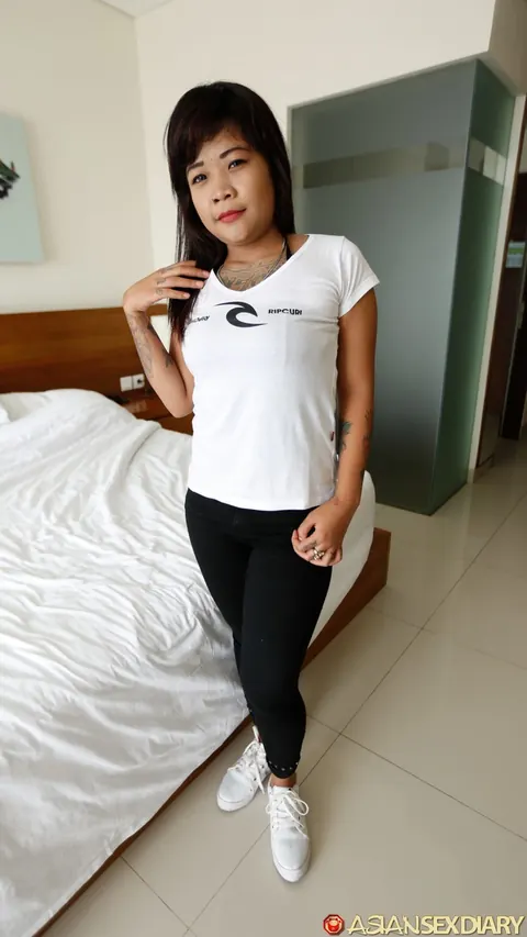 Tall Asian Woman Undresses for a Casting – photo 4 of 21