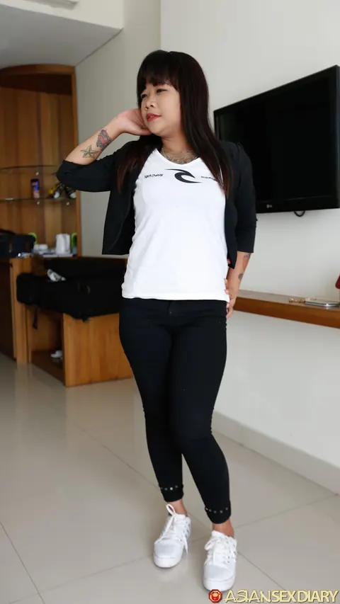 Tall Asian Woman Undresses for a Casting – photo 2 of 21