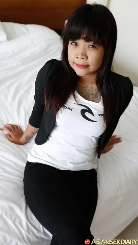 Tall Asian Woman Undresses for a Casting – photo 1 of 21