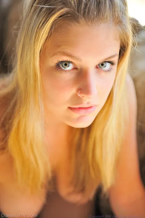 Busty Blonde Amateur Spreads Her Pussy for Her Premiere – photo 16 of 17