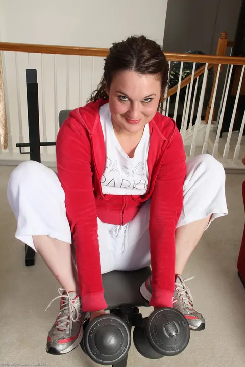 PAWG MILF Spreads Her Shaved Pussy in the Gym – photo 3 of 21