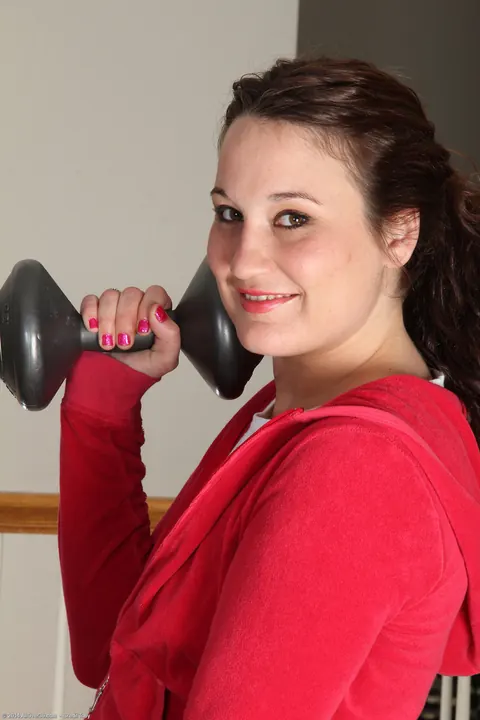 PAWG MILF Spreads Her Shaved Pussy in the Gym – photo 2 of 21