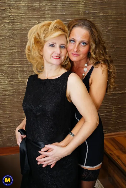Thick Mature Lesbians in Stockings Eat and Finger Each Other – photo 2 of 21