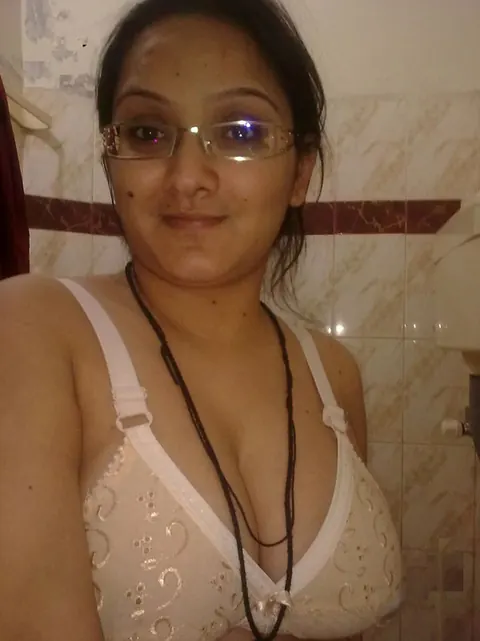 Indian BBW with Big Tits Strips Off Her Lingerie in Public Bathroom – photo 3 of 10