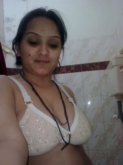 Indian BBW with Big Tits Strips Off Her Lingerie in Public Bathroom – photo 1 of 10