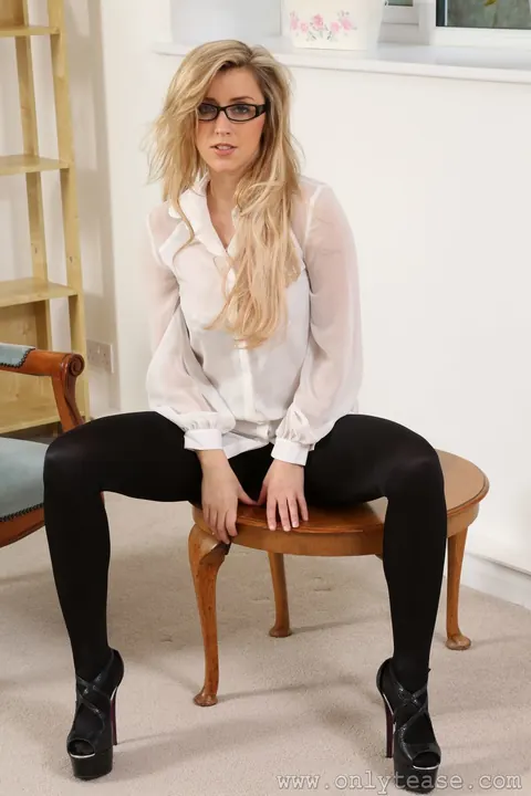 PAWG Seduces in Stockings, Pantyhose and Glasses – photo 11 of 21