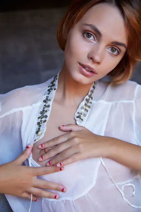Lilit Ariel: Tall Ukrainian Redhead Strips Nude and Spreads Her Shaved Pussy – photo 5 of 21