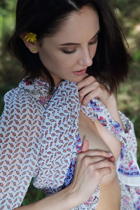 Sade Mare: Italian Brunette Fingers Her Shaved Pussy on a Picnic Blanket – photo 7 of 21