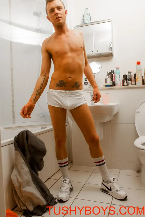 Tattooed Man Poses Nude and Shows His Ass – photo 4 of 21