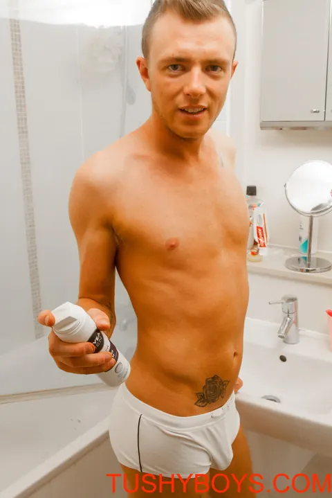 Tattooed Man Poses Nude and Shows His Ass – photo 8 of 21