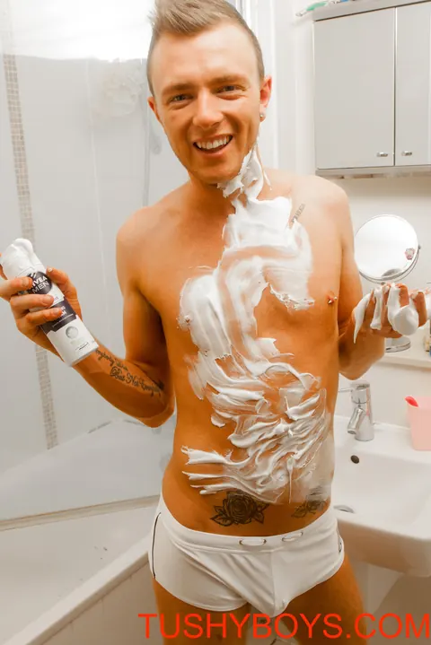 Tattooed Man Poses Nude and Shows His Ass – photo 10 of 21