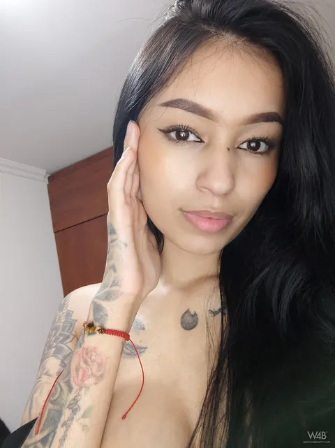 Alexa Belluci: Brunette Latina PAWG Shows Off Her Big Tits in Selfie Tease – photo 6 of 20
