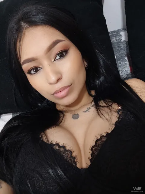 Alexa Belluci: Brunette Latina PAWG Shows Off Her Big Tits in Selfie Tease – photo 5 of 20