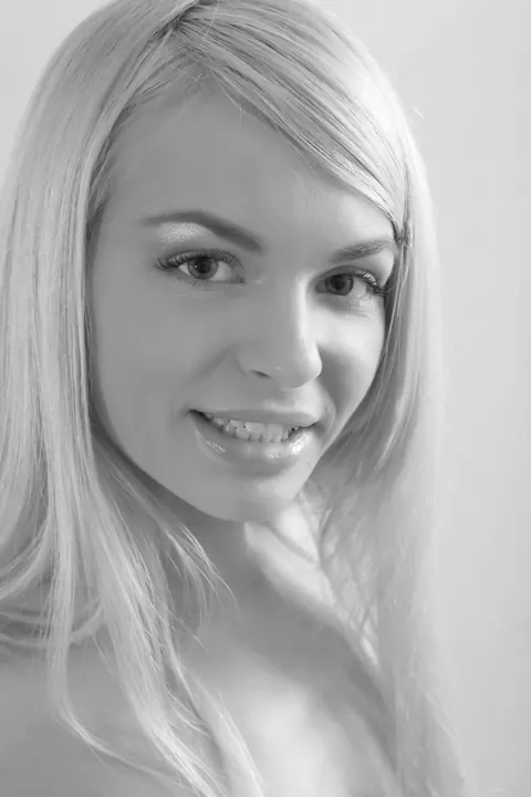 Blonde with Big Tits Strips and Shows Her Pussy – photo 16 of 21