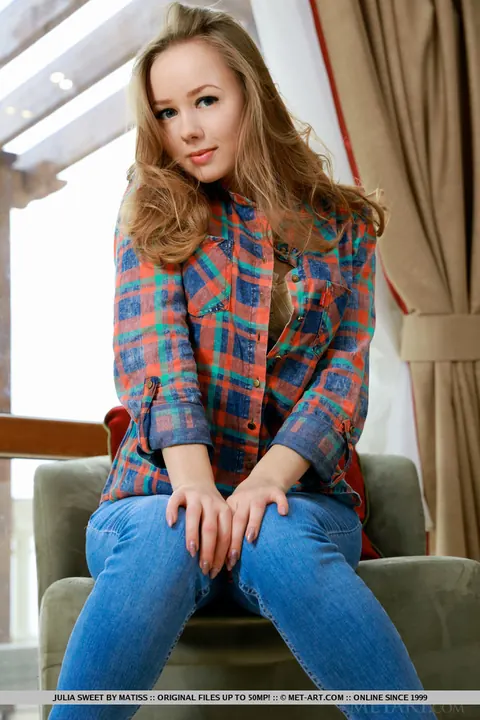 Julia Sweet: Thick Redhead Strips Out of Her Blue Jeans – photo 4 of 18