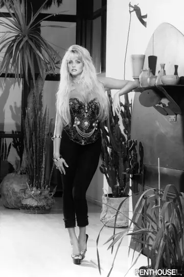 Elizabeth Hilden – Tall Blonde MILF in Lingerie and Heels Fingers Her Trimmed Pussy