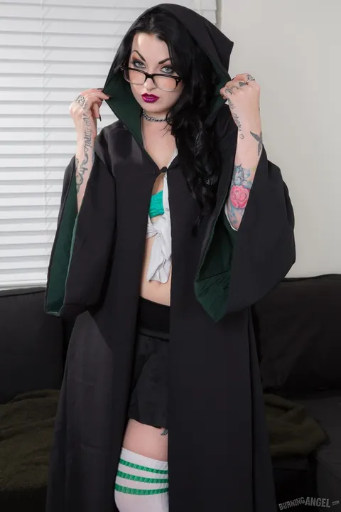 Draven Star: Busty Brunette in Glasses Sheds Her Costume and Fingers Her Pussy – photo 2 of 17