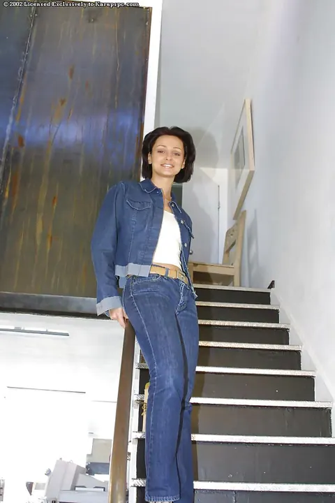 Cameron Cruise: Busty Brunette in Jeans Spreads Her Pussy – photo 1 of 16