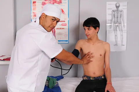 Man Strips Nude at the Doctor's Office – photo 12 of 21