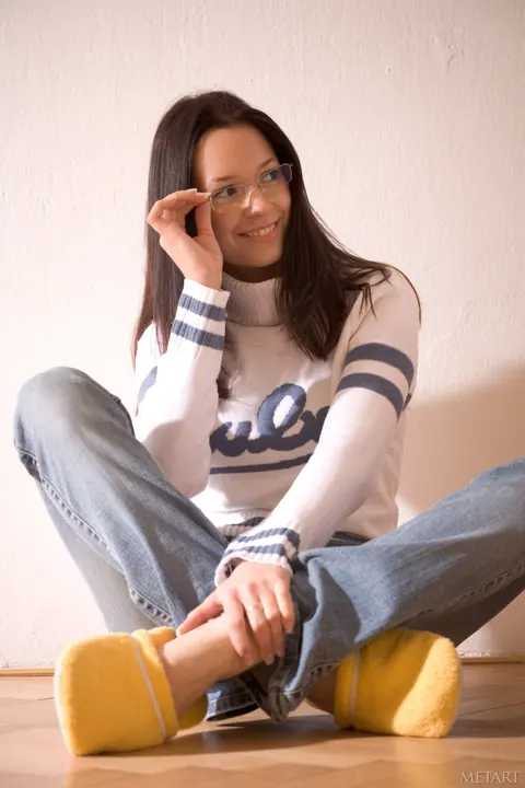 Gwen A: Thick European Brunette Flaunts Her Big Tits and Ass in Jeans – photo 1 of 21