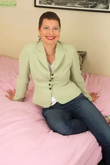 Thick Brunette MILF Strips Out of Her Jeans and Spreads Her Shaved Pussy