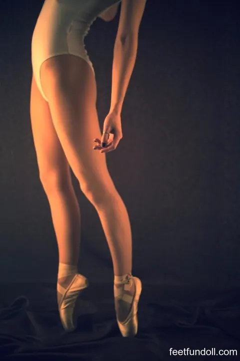 Slim Ballerina Shows Her Feet in Pantyhose – photo 4 of 21