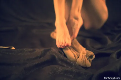 Slim Ballerina Shows Her Feet in Pantyhose – photo 15 of 21