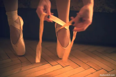 Slim Ballerina Shows Her Feet in Pantyhose – photo 2 of 21