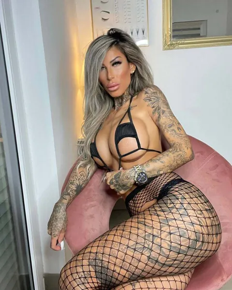 Tattooed MILF Flaunts Her Big Tits and Ass in a Bikini – photo 4 of 14