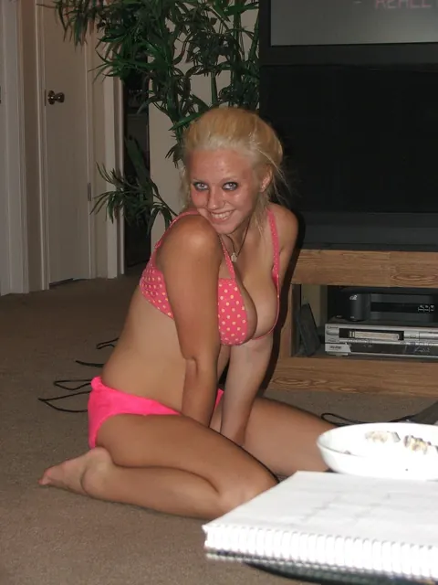 Roxy Belladonna: Brunette Undresses and Poses Showing Her Natural Tits – photo 15 of 21