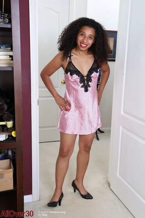 Theresa Long: Petite Ebony MILF Fingers Her Hairy Pussy – photo 3 of 21