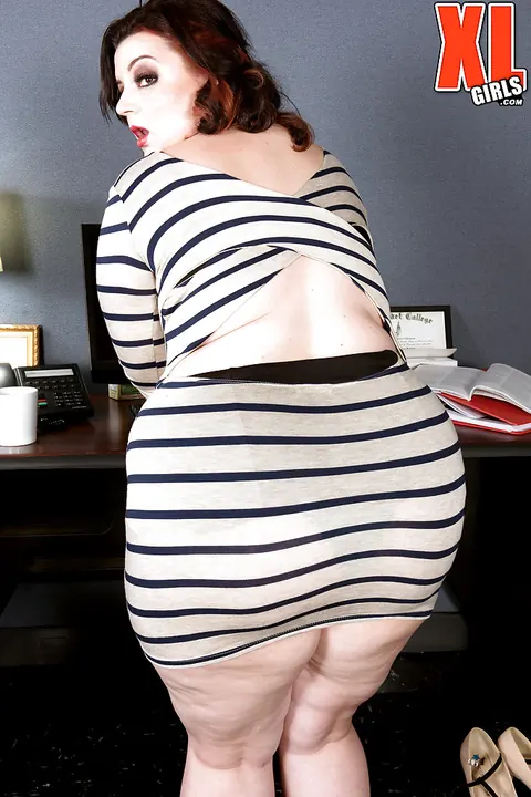 Lucy Lenore: BBW MILF Peels Off Her Jeans to Show Her Hairy Pussy – photo 6 of 16