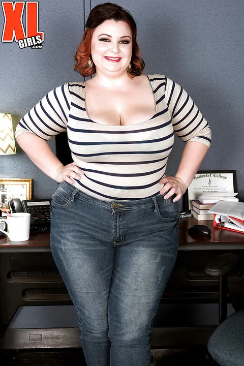 Lucy Lenore: BBW MILF Peels Off Her Jeans to Show Her Hairy Pussy – photo 3 of 16