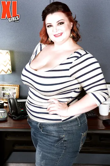 Lucy Lenore – BBW MILF Peels Off Her Jeans to Show Her Hairy Pussy