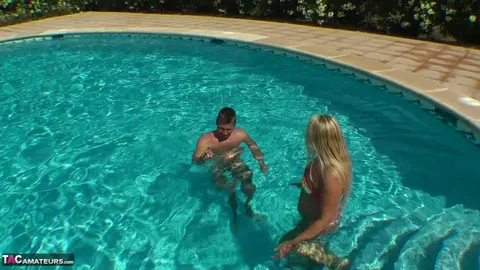 Sweet Susi: Busty Blonde MILF Gets Fucked in the Pool Wearing Sunglasses – photo 3 of 20