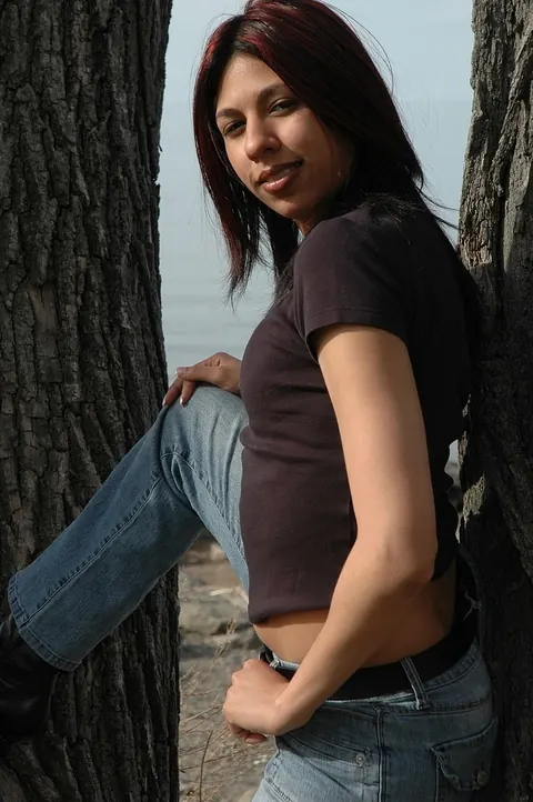 Thick Woman Exposes Her Big Ass Outdoors in Jeans and Panties – photo 1 of 21