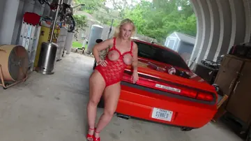 Dee Siren – Curvy Blonde MILF in Heels Masturbates with a Dildo in the Garage