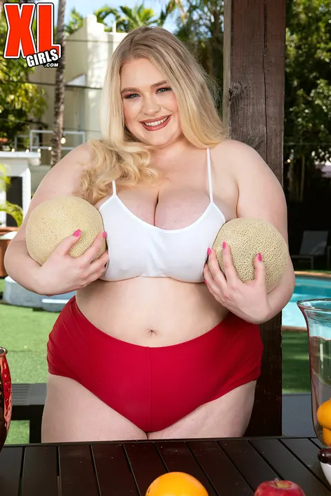Stella Daniels: Curvy Blonde MILF Poses by the Pool in Shorts – photo 2 of 16