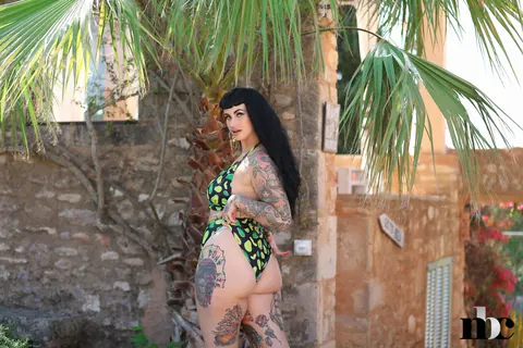 BBW Strips Out of Her Bikini and Spreads Her Pussy Outdoors – photo 3 of 21
