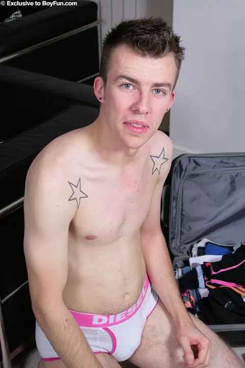 Man Strips Nude and Poses for a Solo Gallery – photo 7 of 21