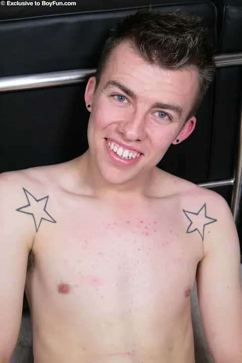 Man Strips Nude and Poses for a Solo Gallery – photo 21 of 21