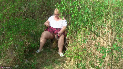 Lexie Cummings: British BBW Uses a Dildo in Her Ass on a Forest Bench – photo 2 of 16